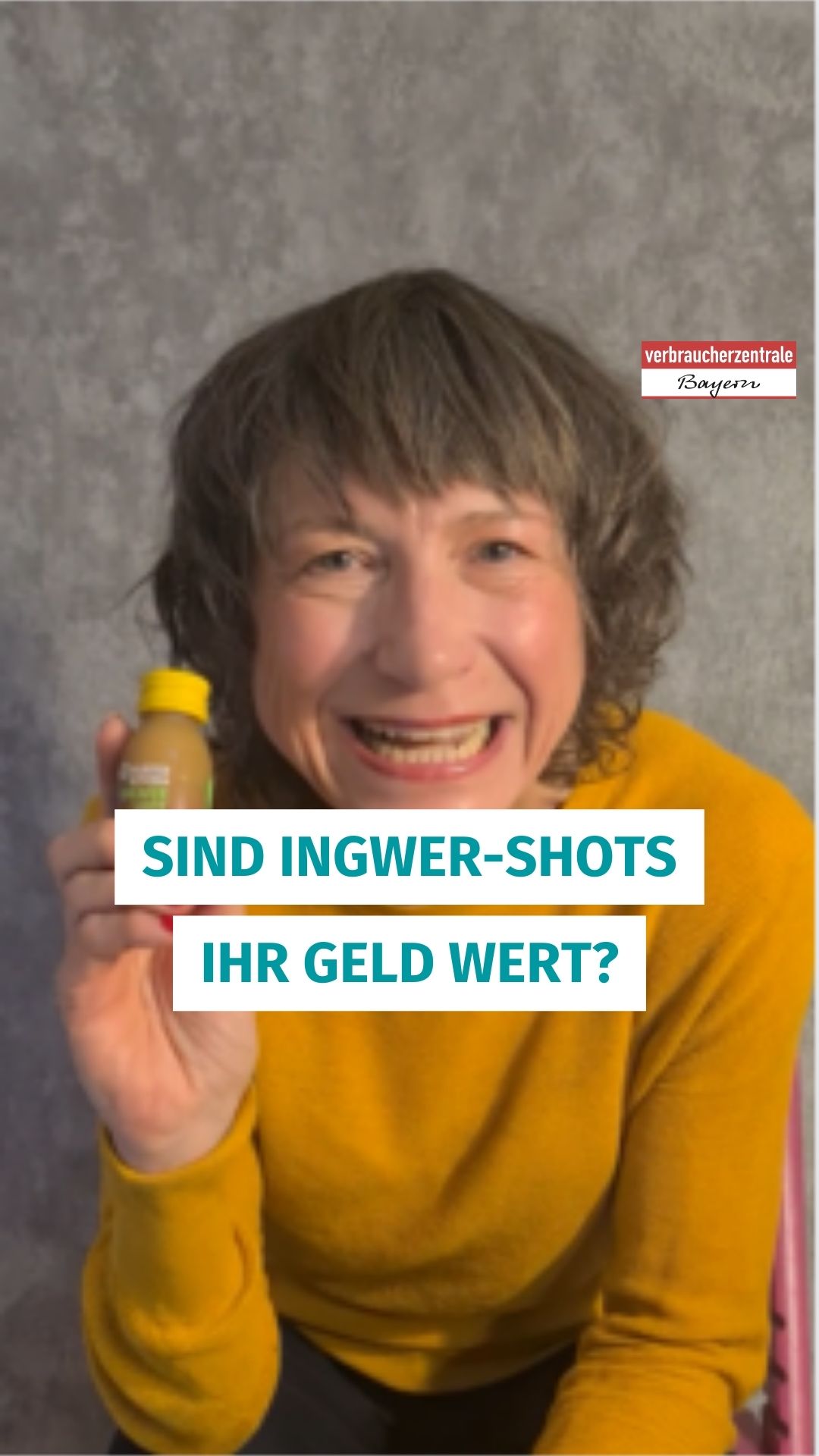 Mitarbeiterin von Verbraucherzentrale Bayern hält einen Ingwershot in die Kamera