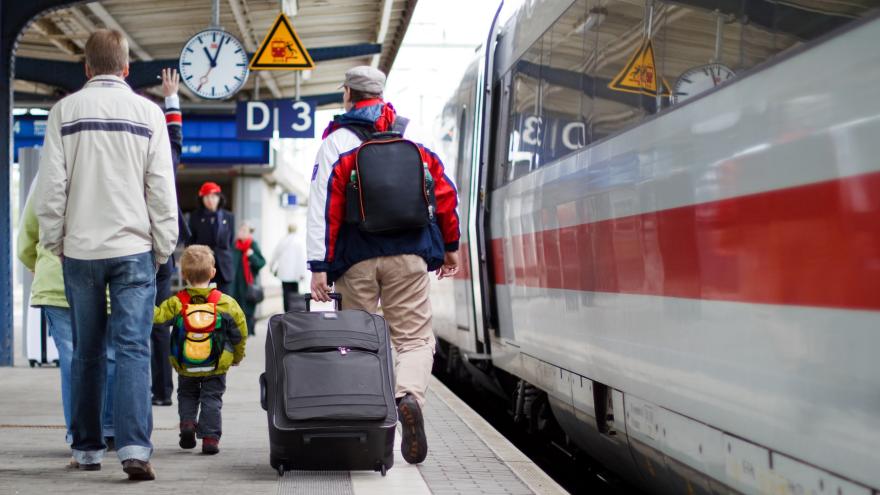 Reisende am Bahnsteig - Quelle: Henlisatho - Fotolia.com