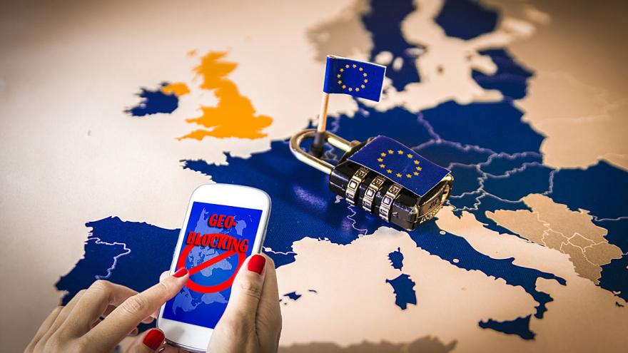 Smartphone über Europa-Karte mit EU-Fahne und Vorhängeschloss