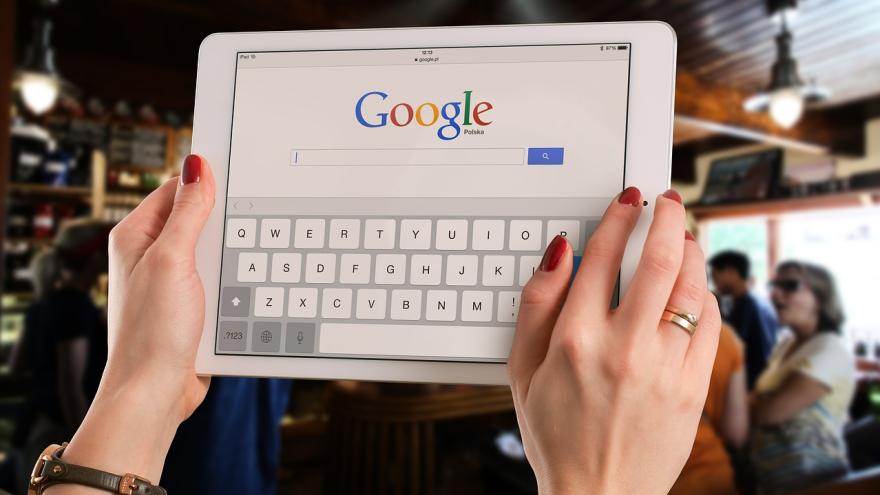 Laptop mit Google Startbildschirm
