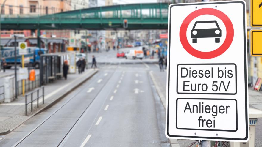 Ein Verbotsschild für Diesel-Autos steht an einer Straße.