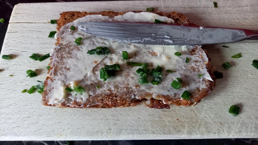 Brot mit Margarine und Schnittlauch