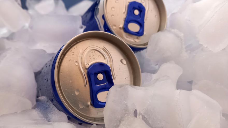 Getränkedosen liegen in Eiswürfeln
