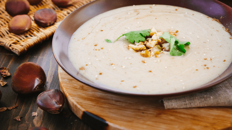 Ein Teller Maronensuppe garniert mit Petersilie und Maronenstücken