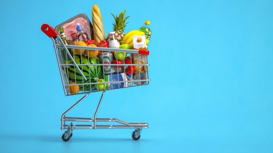 Mit Lebensmitteln gefüllter Einkaufwagen