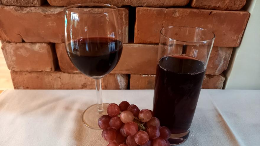 Alkoholfreier Wein und Traubensaft