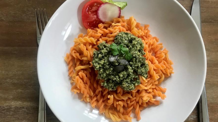 Ein Teller mit Spirelli und Kürbiskernpesto