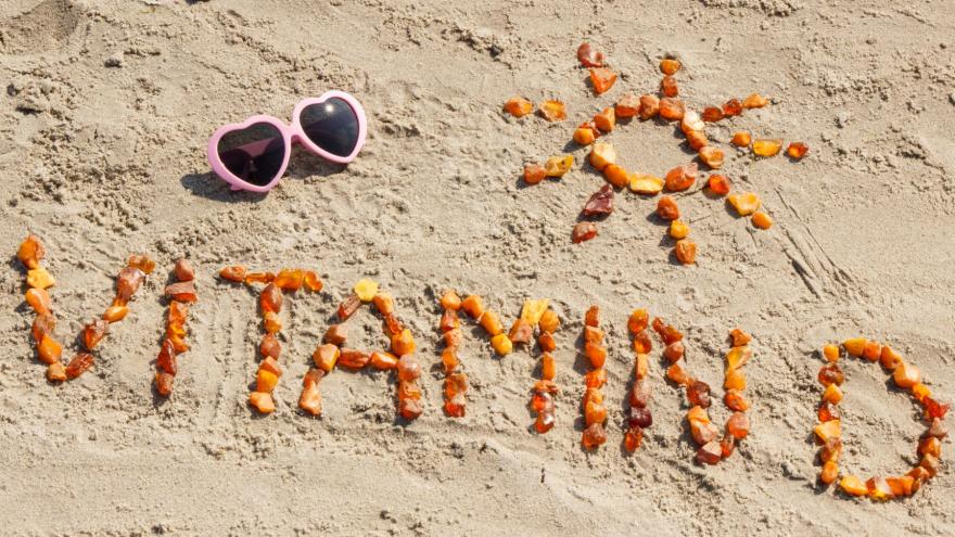 Ein Strand mit dem Schriftzug Vitamin D