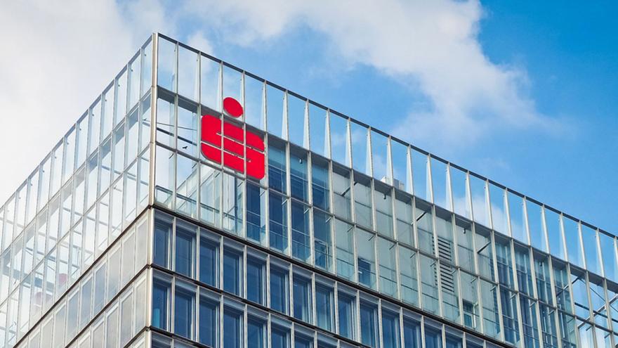 Modernes Bürogebäude mit dem Logo der Sparkasse