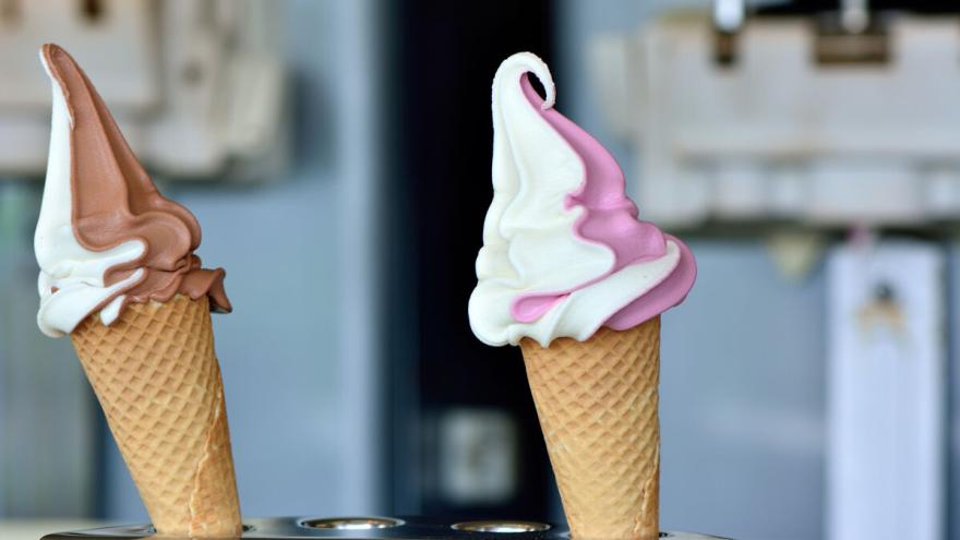 Zwei Softeis in je einer Waffel, einmal Schoko-Vanille, einmal Erdbeer-Vanille.