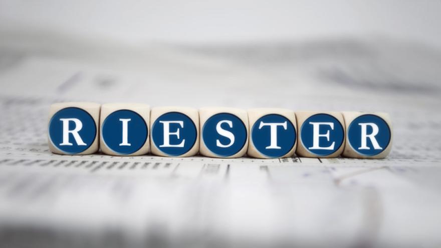 Scrabblewürfel, die das Wort Riester bilden