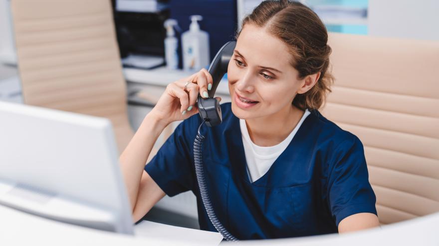 Eine Person in Arztkleidung telefoniert.