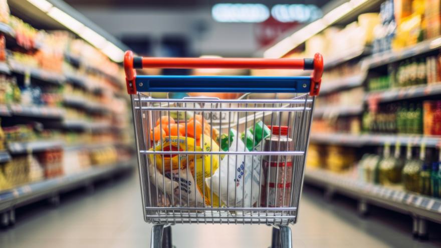 Ein Einkaufswagen in einem Supermarktgang