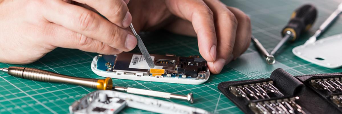 Ein Mann repariert ein Handy
