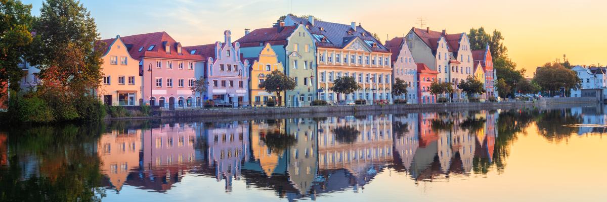 Alte Häuser am Flussufer in Landshut