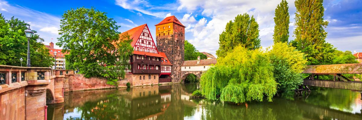 Alte Häuser am Flussufer in Nürnberg