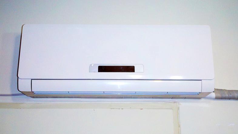 Ein Klimagerät hängt in einer Wohnung an der Wand.