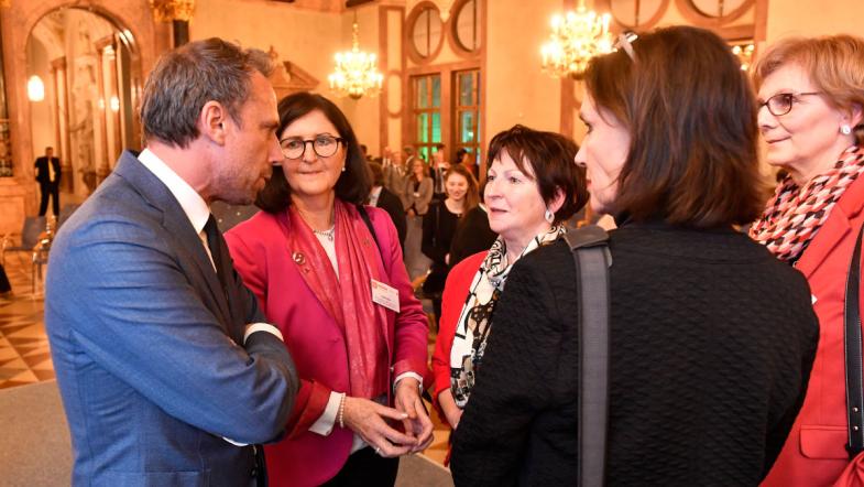 Verwaltungsrat der VZ Bayern im Gespräch mit Staatsminister Glauber.