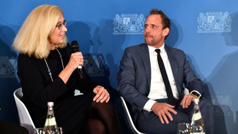 VZ Bayern Vorstand Marion Zinkeler und Bayerns Staatsminister Glauber.