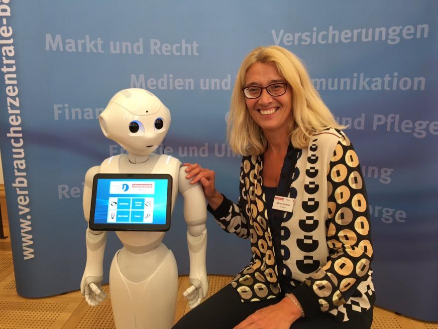 Roboter Pepper, Vorstand Marion Zinkeler, Verbraucherzentrale Bayern, Verbraucherschutztag im Bayerischen Landtag
