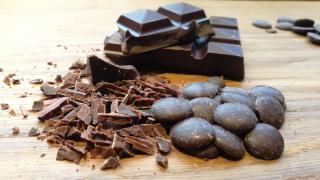 Verschiedene Stücke Blockschokolade, Kakao und Kuvertüre 