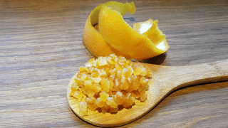 Orangenschale und Orangeat gewürfelt