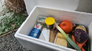 offene Styroporbox gefüllt mit Lebensmittel draußen stehend