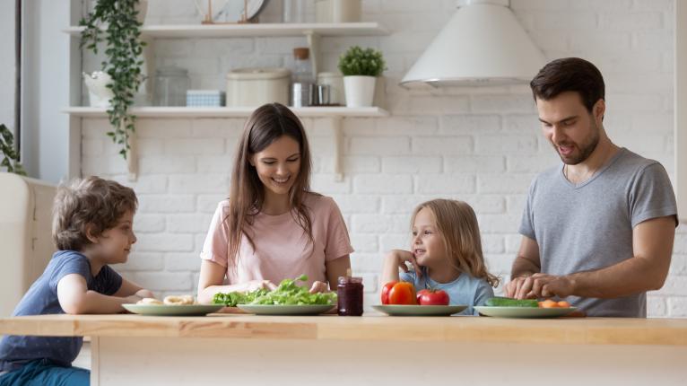 Familie in der Küche